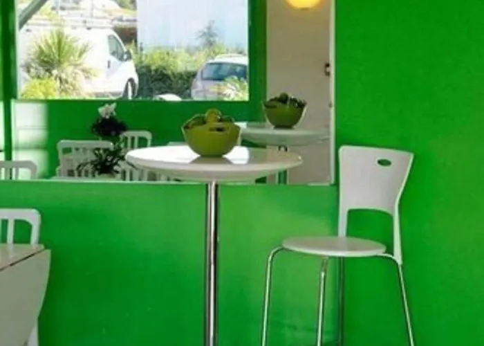 Lemon Hotel *