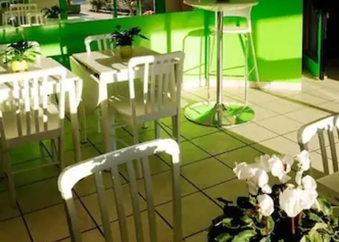 Lemon Hotel *