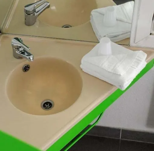 Lemon Hotel *