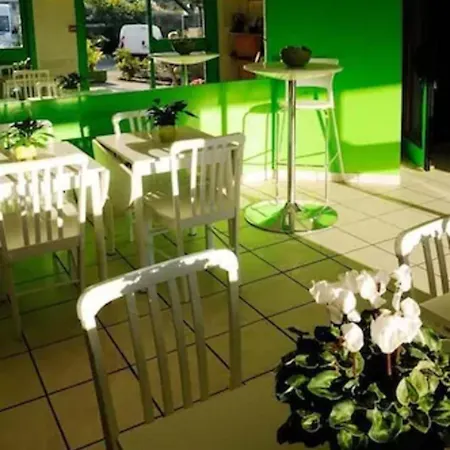 Lemon Hotel *